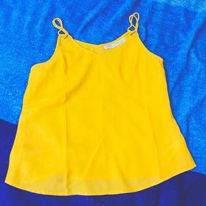 Women_Yellow top